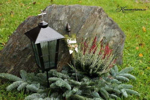 Mosshjärta, saknad med vita hjärtan på dekorationspinne. 40cm